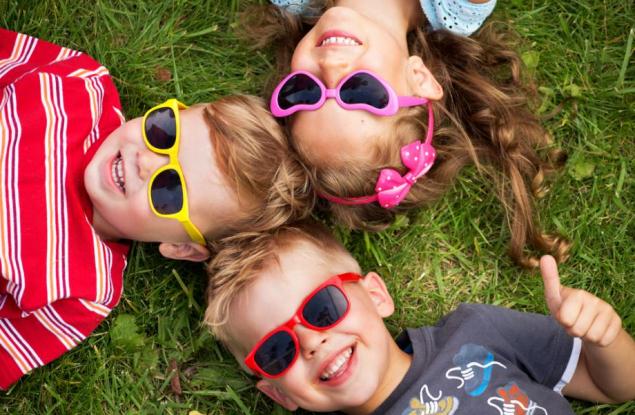 Слънчеви очила за хлапето – със стъкла или полимер 