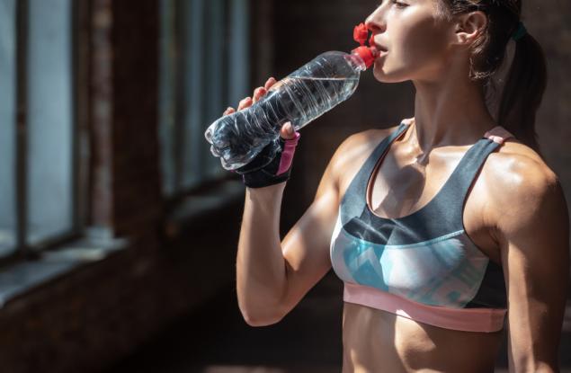 Спортът изисква редовна хидратация за оптимален електролитен баланс