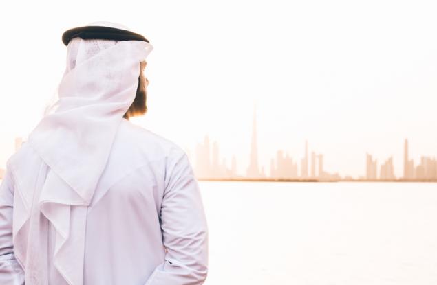 Вечерен виц: Един автобус, пълен с възрастни жени, спира пред палата на шейха