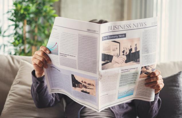 Виц: Жена към мъжа си - Стани веднага и изхвърли боклука!