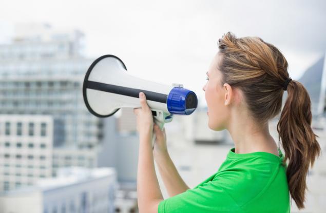 Виц: Майка вика на детето си от балкона