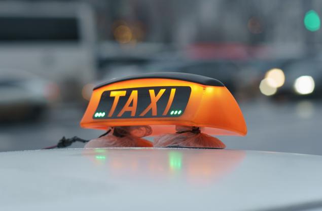 Виц: Москва. Човек маха на такси