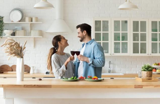 Вечерен виц: Скъпа, ще ме разбереш ли, ако спя с Анджелина Джоли?