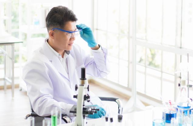 Китайски учени създадоха ултраздрав полимер, способен да тегли автомобил с „лепенка“ колкото нокът