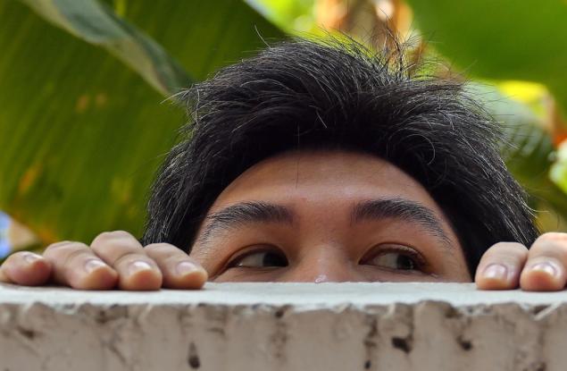 Виц: Мъж влиза вкъщи тихо. Жена му пита