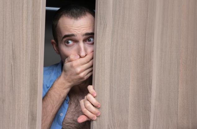 Виц: Ало, скъпи, къде си? Скучно ми е