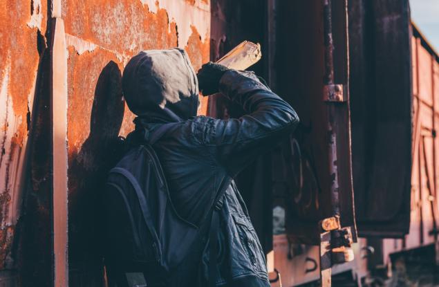 Виц: Пиян мъж разсъждава край спирката