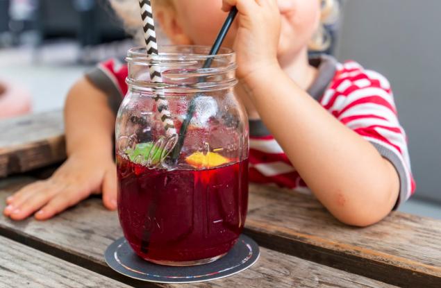 Как да научим детето да пие със сламка 