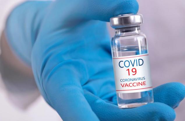 Клиничните тестове на една от най-обещаващите ваксини срещу COVID-19 бяха временно спрени