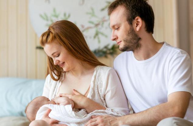 8 съвета за татковци, докато мама кърми бебето