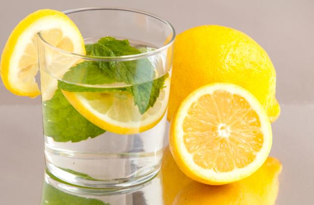 Защо трябва да пиете по една чаша вода с лимон на гладно всеки ден?