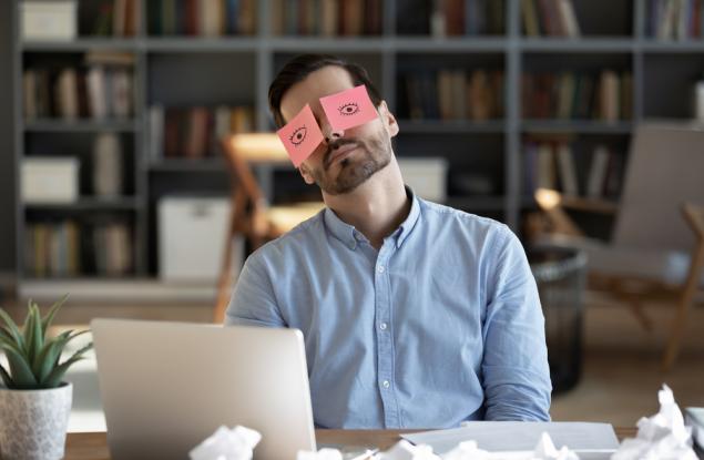 Виц: Българин на работа