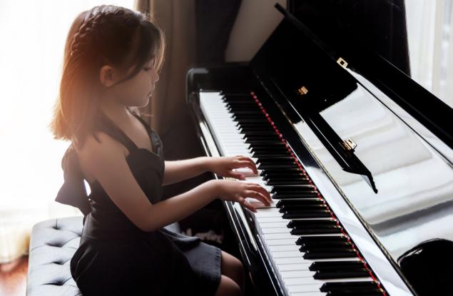 Защо е полезно за децата да учат пиано