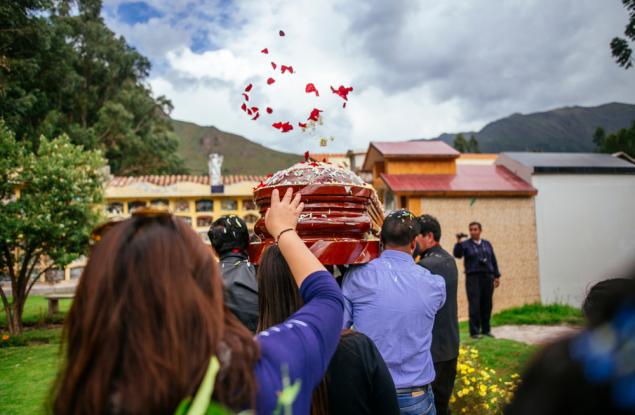 Жена „се събуди“ по време на собственото си погребение. Какво се е случило?