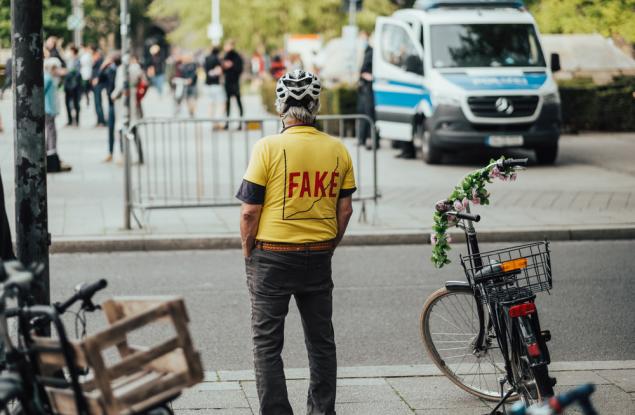 Вярата в конспирации може да е свързана с любов към реда и правилата, а не с липса на критично мислене