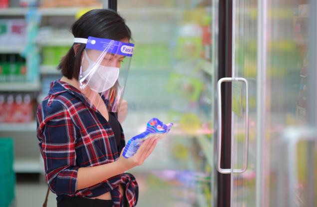 Предпазните щитове за лице не осигуряват висока защита срещу потенциално опасни пръски с вирусни частици