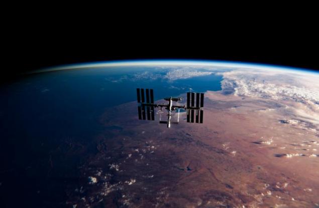 Течът от скачената с МКС руска космическа капсула вероятно е причинен от микрометеорит