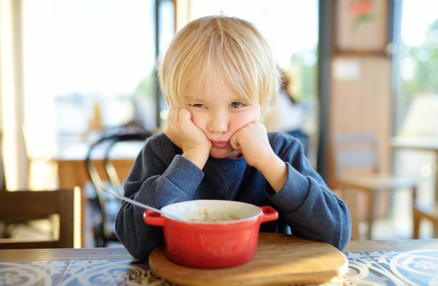 Детето се муси на храната и повтаря: това не го ям 