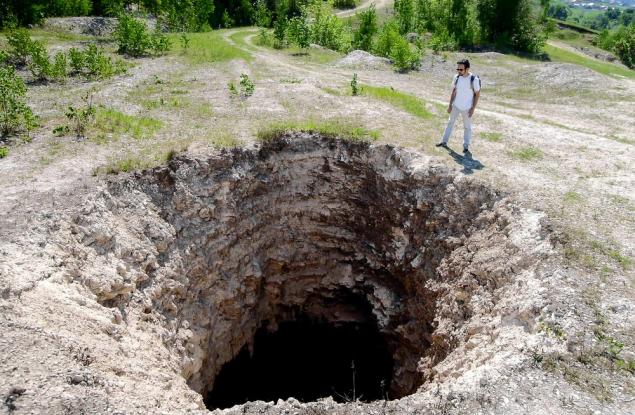 Карстова дупка погълна спалнята на мъж през 2013 г. От него все още няма и следа