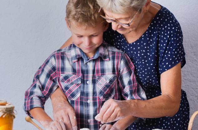 Виц: Баба към внучето