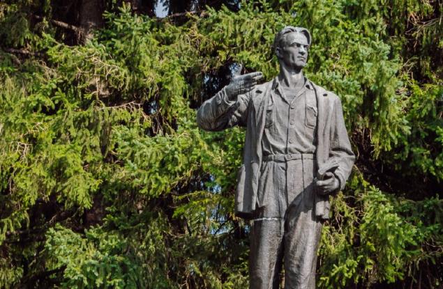 Никола Вапцаров: С живота под вежди се гледаме строго и боря се с него доколкото мога