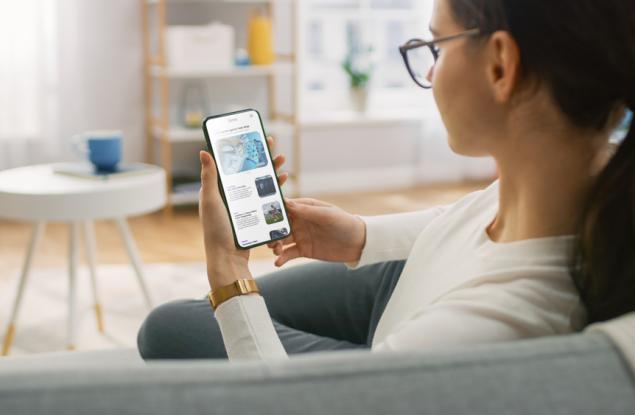 Дори един час на ден в социалните медии на смартфон може да причини напрежение в очите