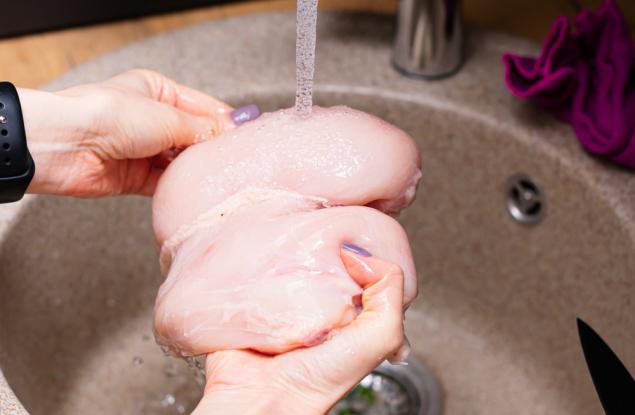 Трябва ли да измивате пилето, преди да го сготвите?