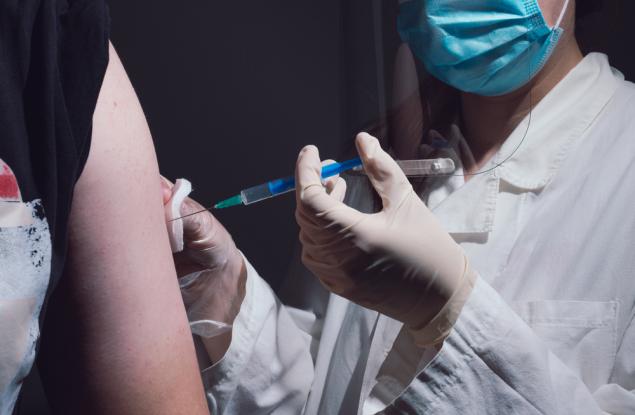 Италианец се опита да се ваксинира срещу COVID-19 с фалшива гумена ръка