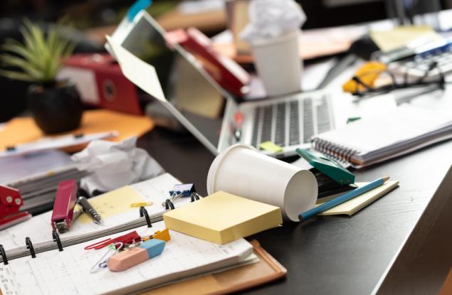 Разхвърляното бюро - полезно за работния процес