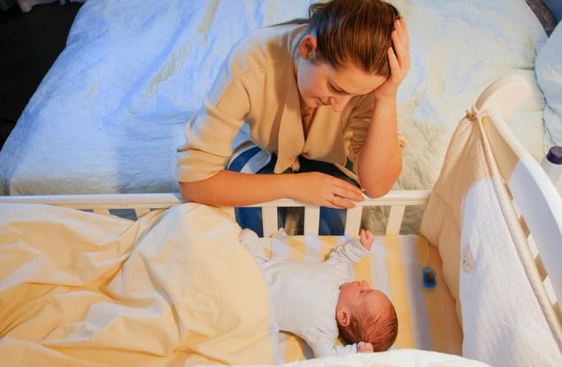 Защо бебето се буди често през нощта