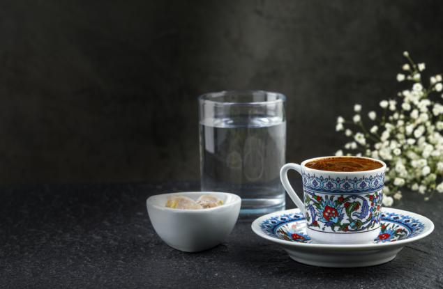 Защо еспресото се поднася с чаша вода