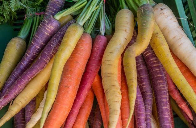 Учени откриха защо морковите имат оранжев цвят 
