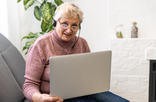 Виц: Бабо, какво правиш на компютъра?