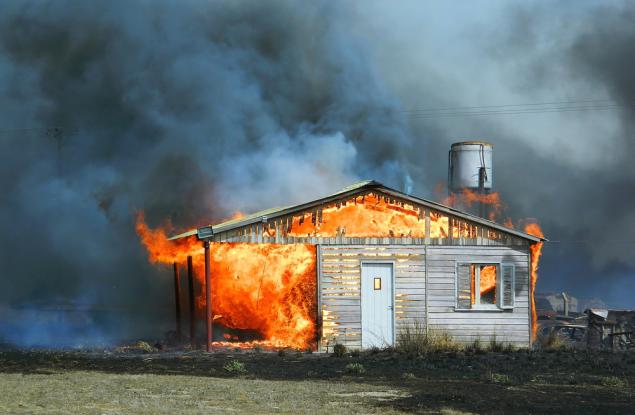 Виц: Тъща Ви и данъчен се намират в горяща къща