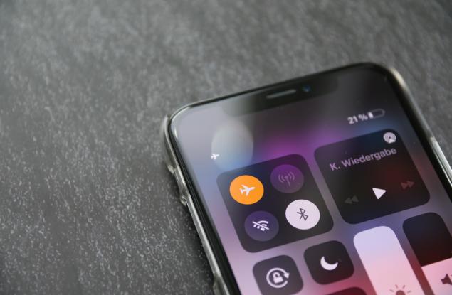 Какво се случва, ако не поставите телефона си в самолетен режим