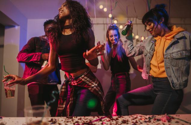 Държите питие? Изглеждате по-глупави