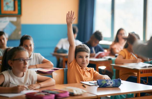 Виц: Инспектор влиза в час по математика 