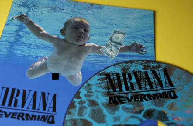 Бебето от обложка на албум на Nirvana порасна. Съди рок групата