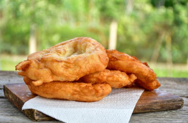 Виц: Една мекица, моля, ама по-малка, че съм на диета