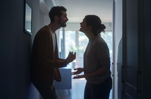 Виц: Скъпи, мисля, че се отдалечаваме един от друг!