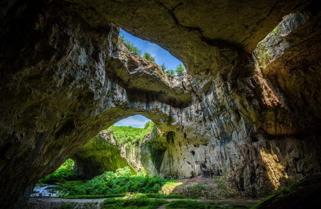 Природа, легенди и тайни: защо да посетите Деветашката пещера още тази есен