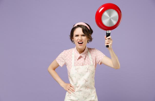 Виц: Ако жена държи тиган...