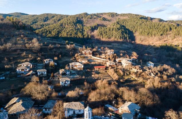Виц: Дека води асфалто на село