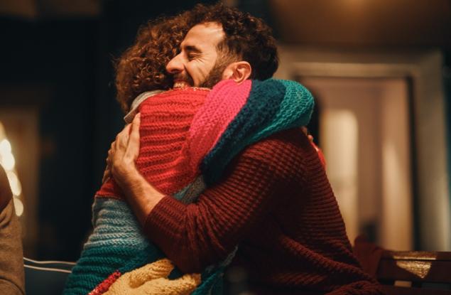 Науката потвърждава, че прегръдките могат да облекчат болката, тревожността и депресията