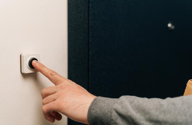 Виц: Пиян мъж звъни на вратата си. Жена му пита