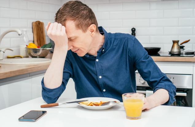 Виц: Скъпа, тая манджа не е ли развалена?