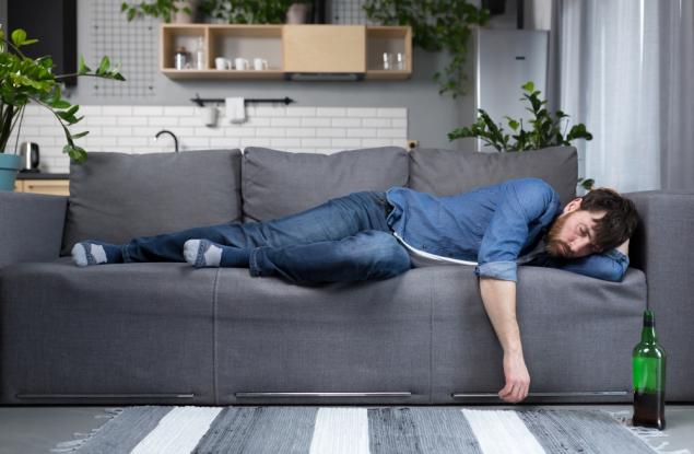 Виц: Пиян се прибира и вика – Женоо, къде си?