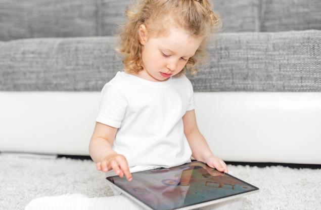 Детето не се отделя от таблета