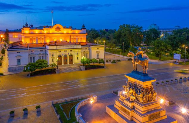 Виц: Политици приемат закон с три поправки