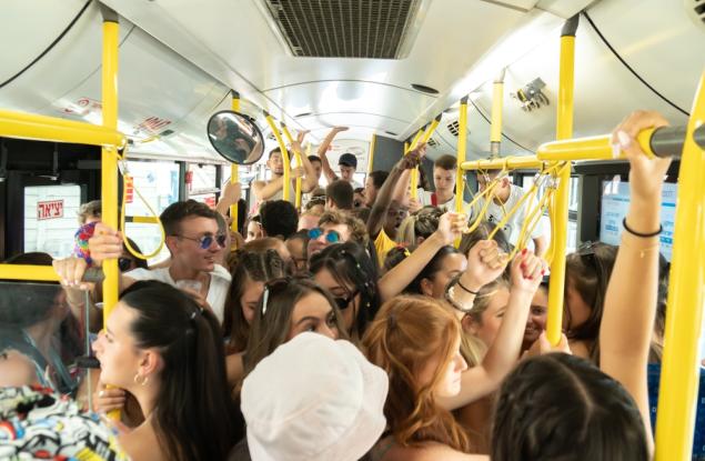 Виц: В препълнения автобус